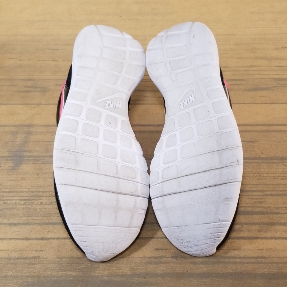 ***SOLD***Nike Kids Roshe One Sneakers - Picture 7 of 8